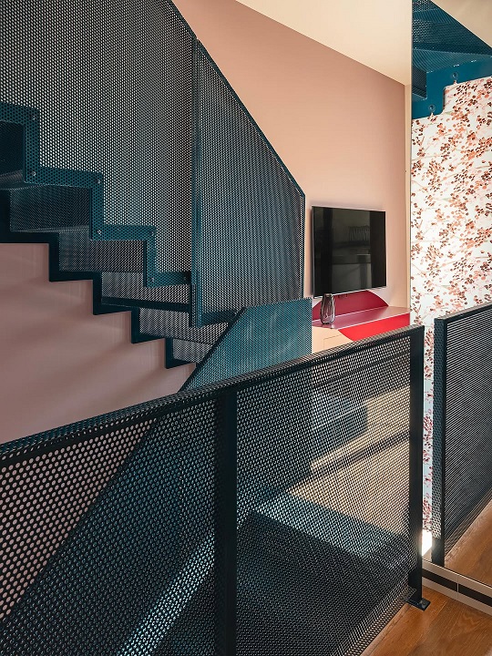 Scala in acciaio blu RAL 5020 lamiera forata contemporanea